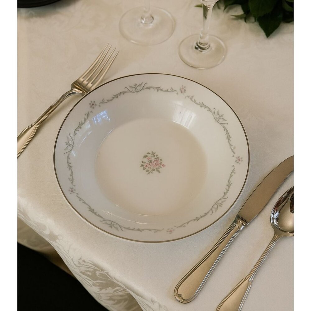 Signature Collection Fine China 9" Round Vegetable Bowl Petite Bouquet Japan